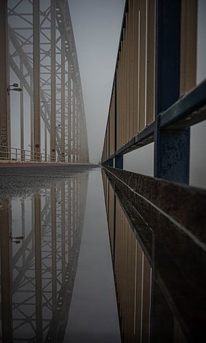 Pont du Waal près de Nijmegen en réflexion