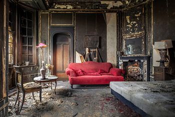 Das rote Sofa in einem verbrannten Schloss