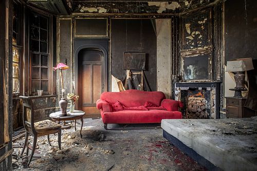 Das rote Sofa in einem verbrannten Schloss von Truus Nijland