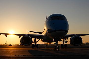 KLM vliegtuig tijdens zonsondergang Schiphol van Robin Smeets