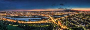 Wenen met 's avonds uitzicht over de Donau naar de oude stad. van Voss Fine Art Fotografie
