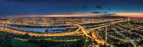 Wenen met 's avonds uitzicht over de Donau naar de oude stad.