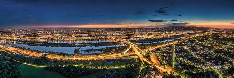 Vienne avec vue sur le Danube et la vieille ville le soir. par Voss photographie
