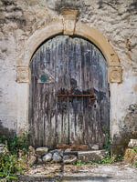Vieux portail délabré avec serrure rouillée