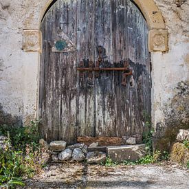 Vieux portail délabré avec serrure rouillée sur Art By Dominic