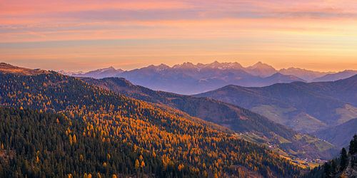 Panorama en zonsopkomst vanaf Sass de Putia, Dolomieten, Italië