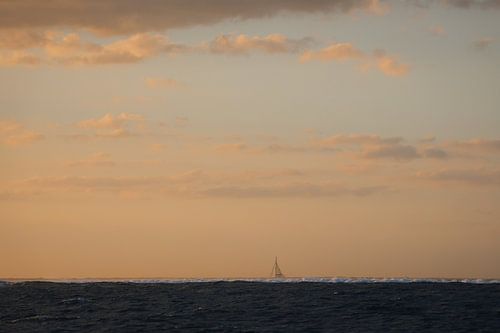 Zonsondergang met zeilboot in Fiji