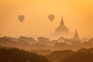 Heißluftballons über Bagan in Myanmar