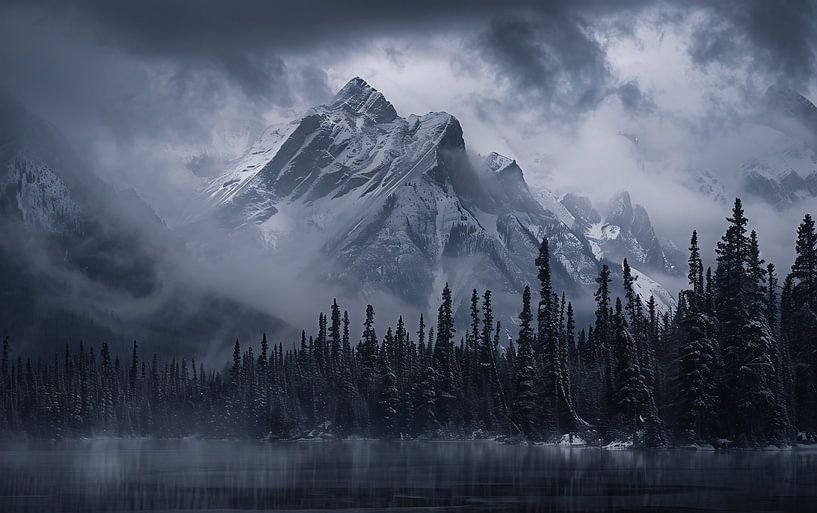 Dramatische Wolken am Berg von fernlichtsicht