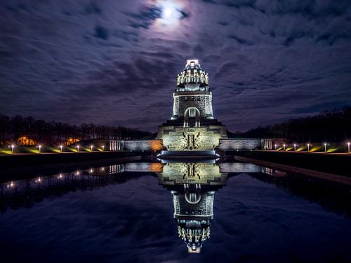 Monument voor de Volkerenslag in Leipzig bij nacht