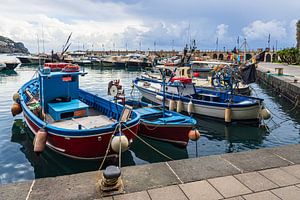 Boote im Hafen von Maiori an der Amalfiküste in Italien