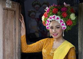 Une fille Ngarot dans l'embrasure de la porte sur Anges van der Logt