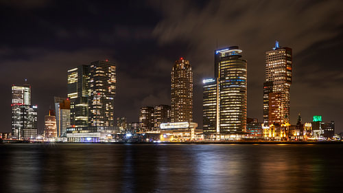 Nachtpanorama van de Rotterdamse skyline