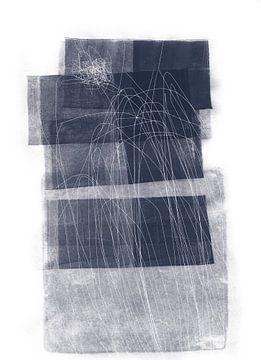 Abstracte blauwe en witte vlakken en lijnen. Inkt, monotype, potlood. van Dina Dankers