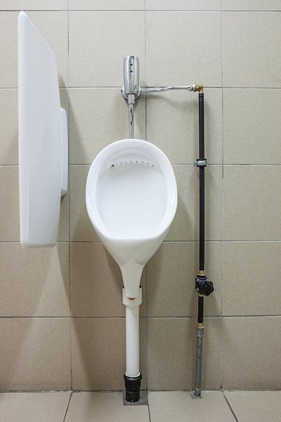 Urinoirs dans les toilettes pour hommes par Marcel Derweduwen