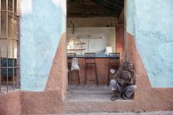 alter armer Mann vor einer Bar, Trinidad, Kuba von Tjeerd Kruse Miniaturansicht