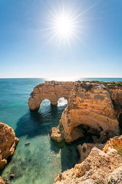 Natuurstenen bogen bij het strand van Praia da Marinha van Leo Schindzielorz