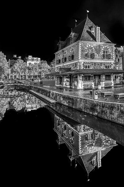Die Wiegeeinrichtung im Zentrum von Leeuwarden in schwarz-weiß von Harrie Muis
