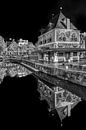 Die Wiegeeinrichtung im Zentrum von Leeuwarden in schwarz-weiß von Harrie Muis Miniaturansicht