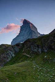 Sanftes Bergglühen und eine pastellfarbene Rauchfahne am Matterhorn in Zermatt Walliser Alpen von Martin Steiner