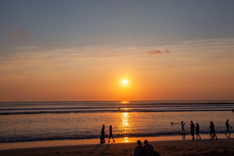 Mensen genieten van de zonsondergang in Seminyak (Kuta) Bali - Indonesië van Tjeerd Kruse
