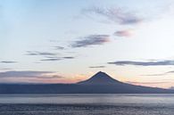 Azoren - Blick über Wasser zum Vulkan Pico im Abendlicht von Ralf Lehmann Miniaturansicht