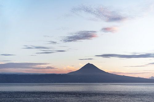 Azoren - Blick über Wasser zum Vulkan Pico im Abendlicht