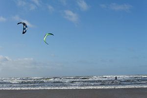 Kitesurfen op woeste zee
