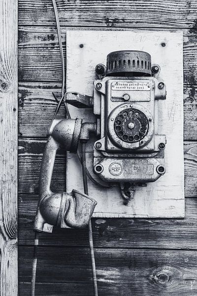 Oude telefoon in Barentszburg, Spitsbergen. van Michèle Huge