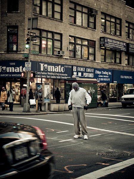 Boxer on Broadway, New York van Lars Bemelmans