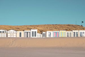 Alte pastellfarbene Strandhütten in Wijk aan Zee.