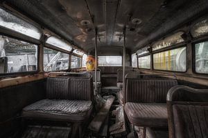 Alt, aber noch vergessen, das Innere eines Busses von Steven Dijkshoorn