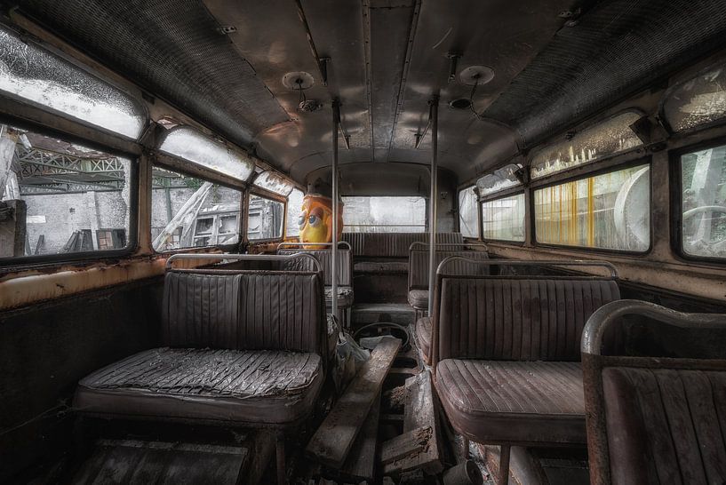 Oud maar niet vergeten, de binnenkant van een bus. van Steven Dijkshoorn