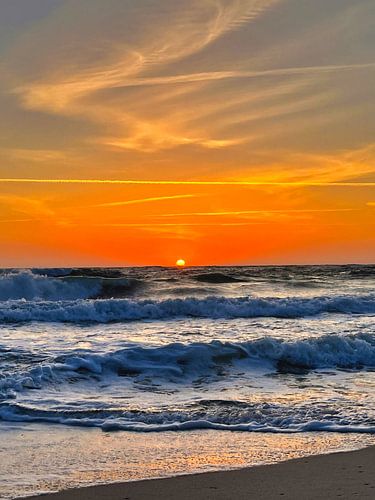 Dromerige zonsondergang aan zee