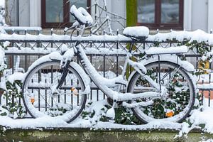 Bicyclette enneigée garée devant une clôture de jardin, Brême, Allemagne, Europe