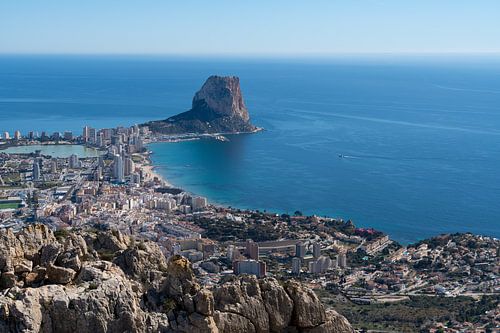 Kustplaats Calpe en de blauwe Middellandse Zee
