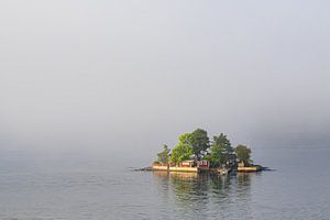 Insel mit Nebel im Schärengarten vor Stockholm, Schweden