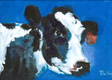 Kop van zwartbonte koe op blauwe achtergrond van Thea Bouwman