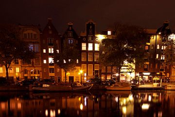 Maisons médiévales sur les canaux d'Amsterdam la nuit sur Eye on You