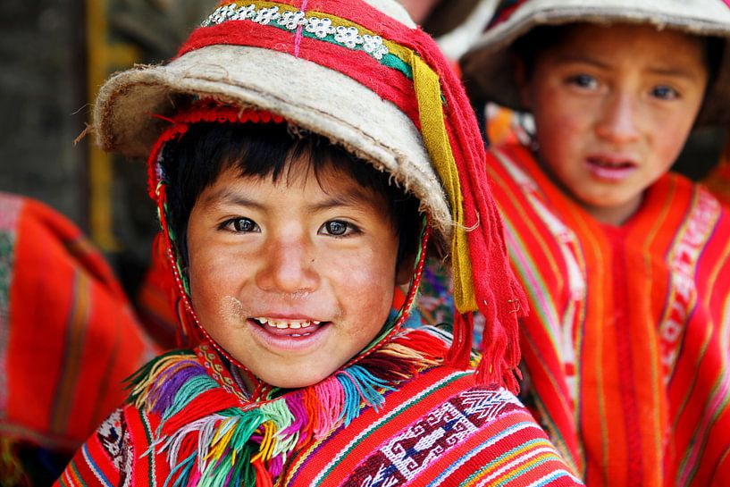 Vrolijk kind uit de Andes in Peru van Geja Kuiken