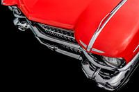 Frontansicht eines klassischen amerikanischen Retroautos. Deutlich sichtbar sind das glänzende Chrom
