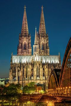 Blue sky, golden glow. Cologne Cathedral in the light of the blue hour. by LICHTERKISTE