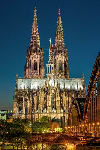 Un ciel bleu, une lueur dorée. La cathédrale de Cologne dans la lumière de l'heure bleue.