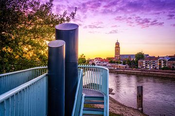 Kleurrijk aangezicht van Deventer met trap op de voorgrond genomen vanaf de WIllhelminabrug van Bart Ros