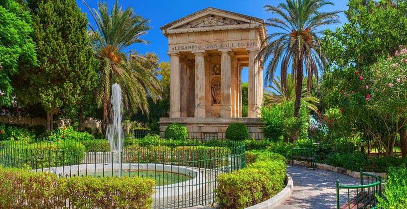 Les jardins de Lower Barakka sont des jardins situés à La Valette, à Malte. par Yevgen Belich