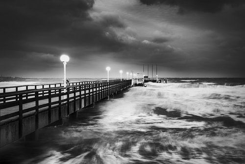 Storm bij de oude pier van Scharbeutz. Zwart-wit beeld.