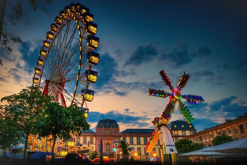 La magie de la Heinerfest de Darmstadt la nuit par pixxelmixx