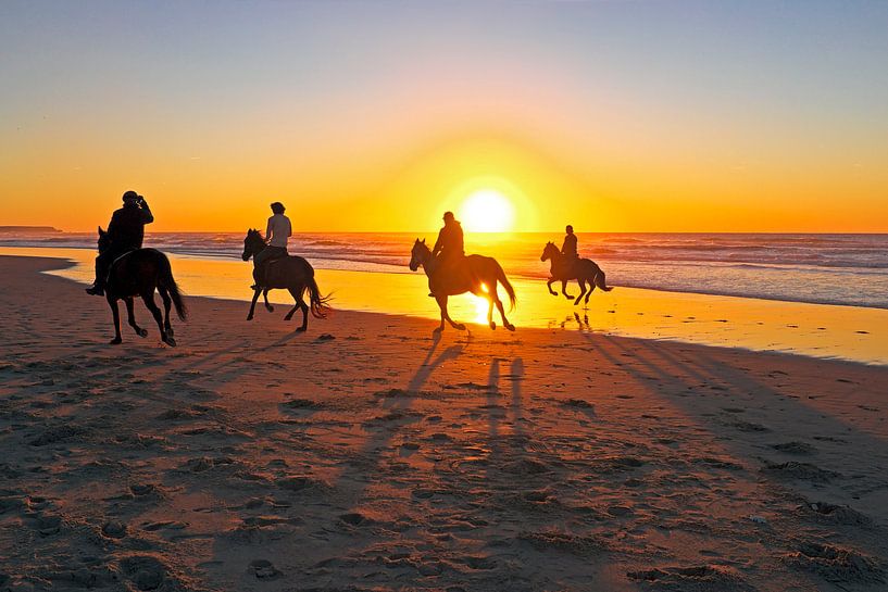 Paardrijden op het strand bij zonsondergang by Eye on You