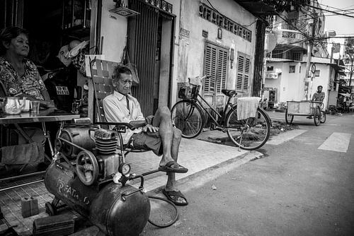 Straßenfotografie Vietnam alter Mann für seinen Laden