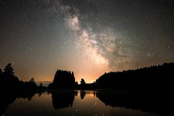 Melkweg in de Allgäu boven de Eschachvijver van Leo Schindzielorz